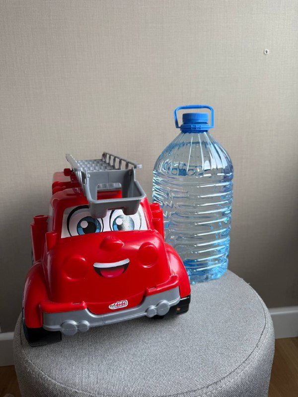 Красная и Желтая машинки игрушечные 3