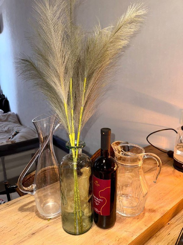 Два графина и декоративная ваза