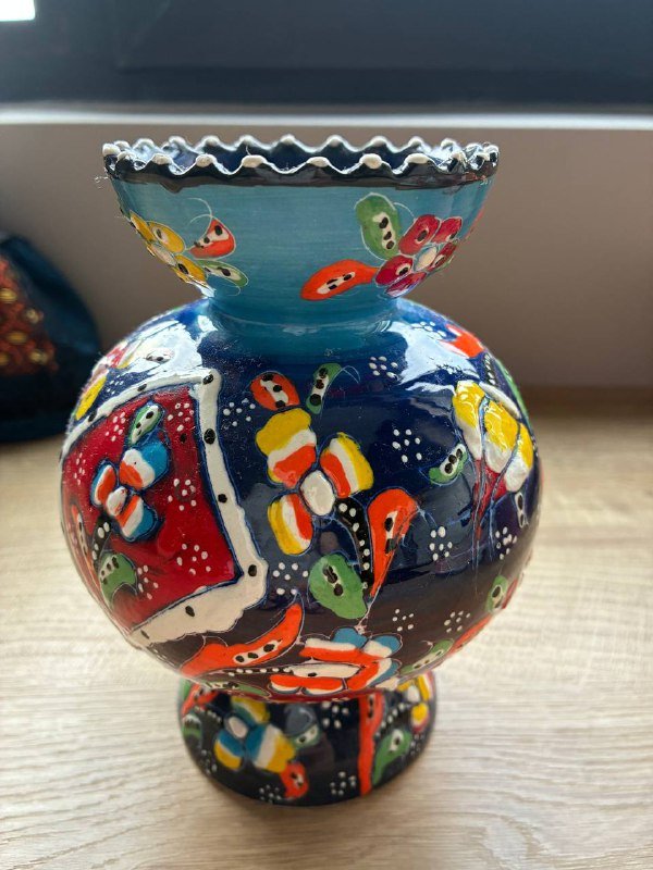 Керамическая ваза, выпрямители для волос и тонометр