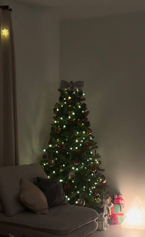 Ёлка искусственная высотой 2.10 м 2