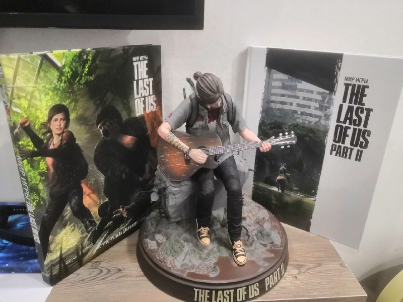 Фигурка Элли из игры, артбуки 1 и 2 частей 4