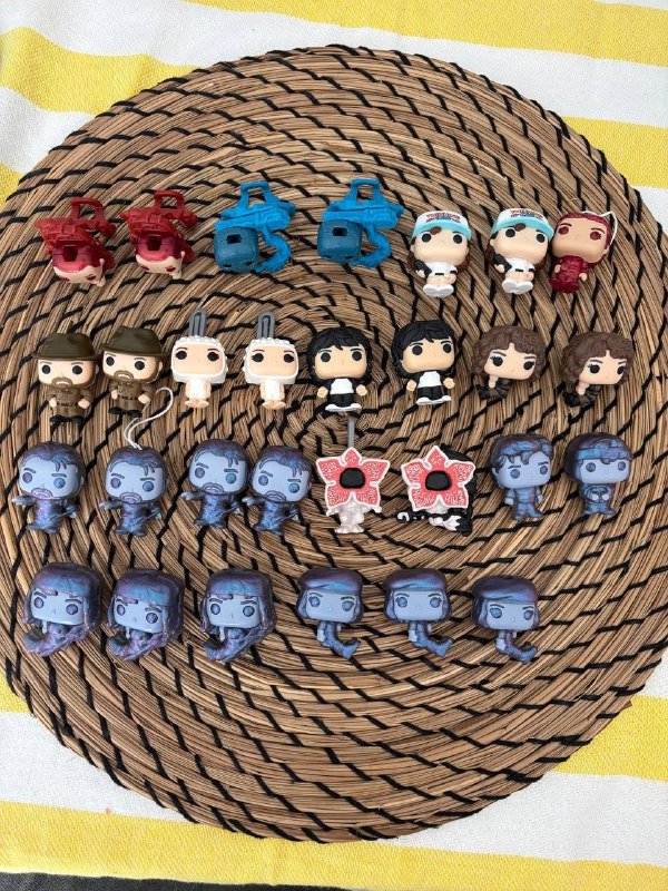 платье, косметика, вязальные нитки, фоторамки, банданы, настольная лампа, духи 2