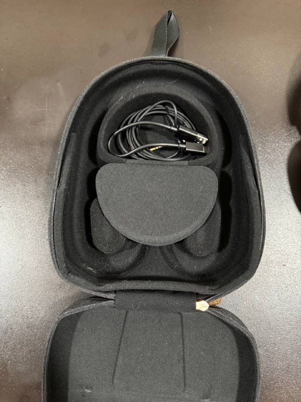 Наушники Sony WH-1000XM5 в чёрном цвете с кейсом 3