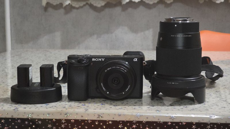Фотоаппарат Sony a6400 с объективами Sigma и Viltrox, аккумуляторы