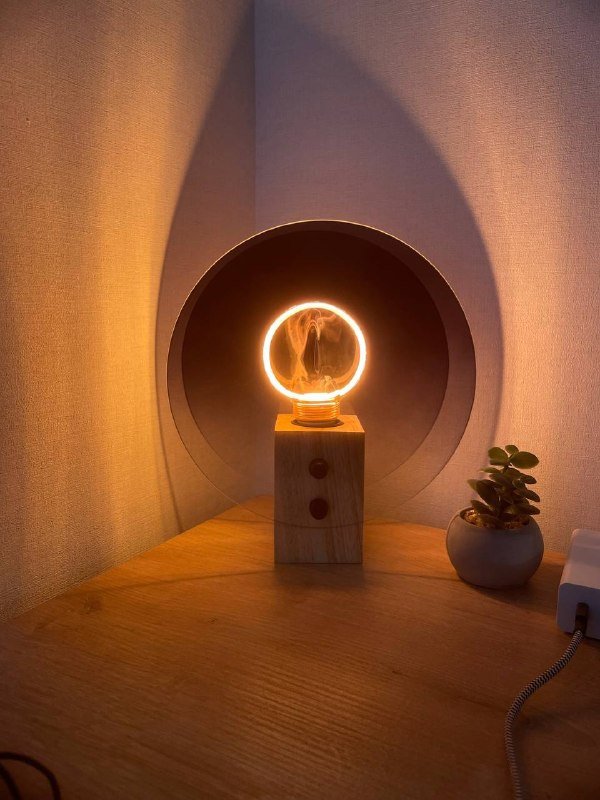 Настольная лампа