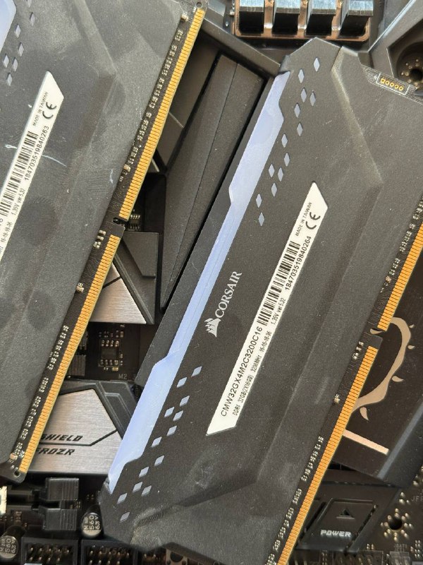 i9 9900k, MSI Z390 Meg, 2x16GB RAM 3