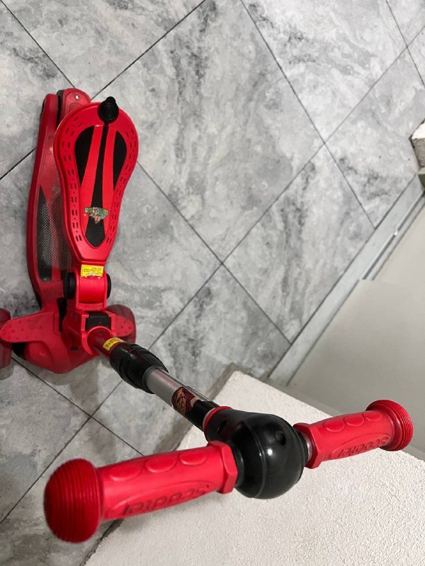 Красный самокат в хорошем состоянии