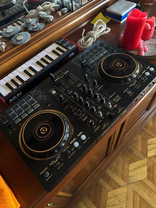 Монитор Dell U2722D, студийные мониторы Pioneer, контроллер Pioneer ddj-400, Akai mpc studio, телевизор 50 дюймов, приставка Xbox Series S, кроссовки Jordan 6 rings, сумка Jordan, чехол для ноутбука Thule 3