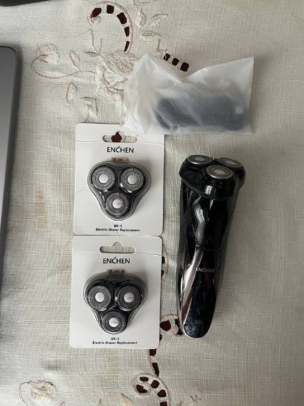 Бритва с 2 новыми лезвиями, зарядным проводом и кисточкой