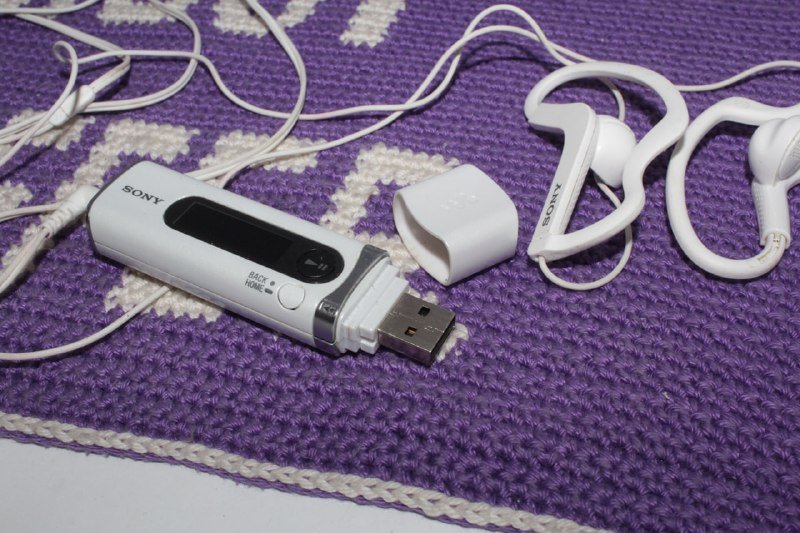 mp3 плеер Sony nwd b103f, наушники Sony mdr-as200 3