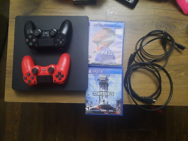 Игровая приставка PS4 с двумя геймпадами и играми