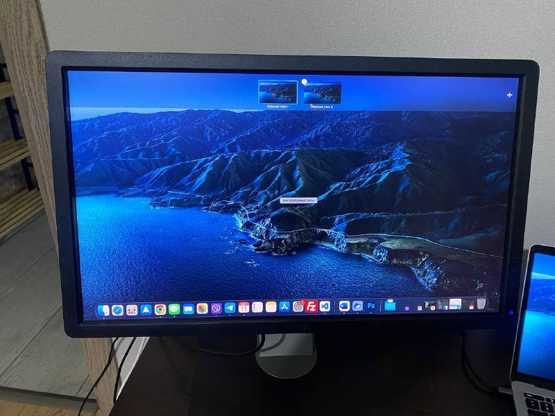 MacBook Pro 13-inch 2017 с монитором Dell, клавиатурой, мышью и переходником