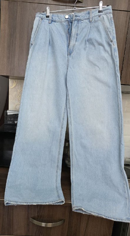 Джинсы, брюки в горошек, туфли белые, чёрная кофта