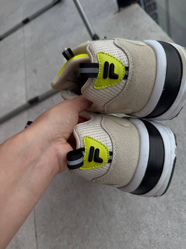 Шлепки Fendi, сумка Bershka, мужские кроссовки Fila, спрей 7