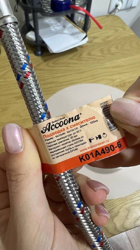 Мусорки, крючок для полотенцев, держатель для туалетной бумаги, дверная ручка с замком, сушилка для посуды, настенные часы, кран, подводки к смесителю, USB-лампа 9