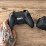 Xbox Series X с тремя геймпадами 4