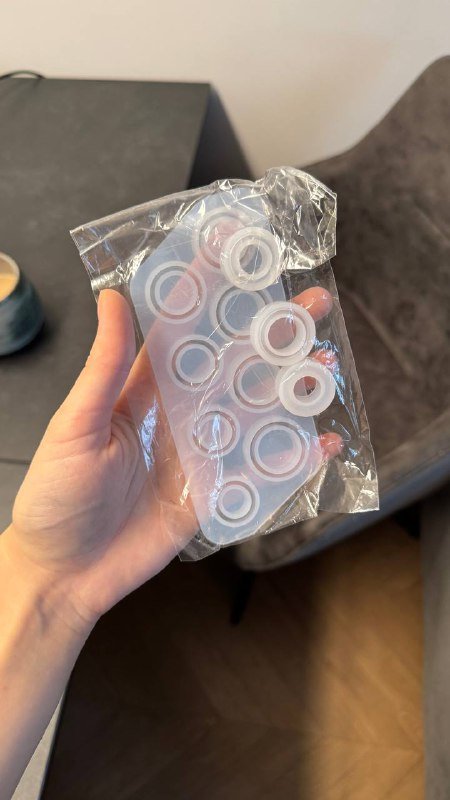 Дырокол, краска для штампа, цифры, высушенные цветы 9