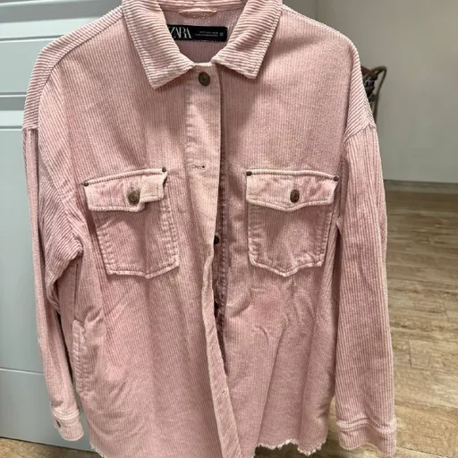 Рубашка вельвет Zara, худи Pepe Jeans & Dua Lipa, худи Zara, пальто Stradivarius, рубашка Zara