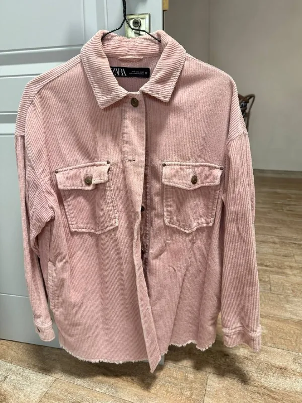 Рубашка вельвет Zara, худи Pepe Jeans & Dua Lipa, худи Zara, пальто Stradivarius, рубашка Zara 1