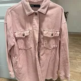 Рубашка вельвет Zara, худи Pepe Jeans & Dua Lipa, худи Zara, пальто Stradivarius, рубашка Zara 1