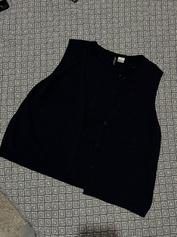 Брюки-карго белые, жилет H&M, брюки-карго спортивные Urban Groove, сумка-клатч Guess 4