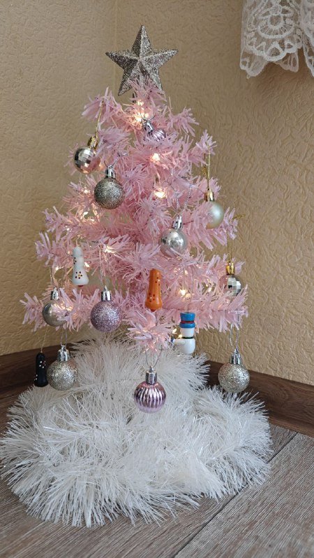 Маленькая ёлочка с гирляндой и украшениями 50 см