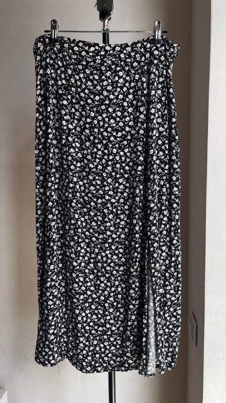 Юбка с разрезом из вискозы размер М