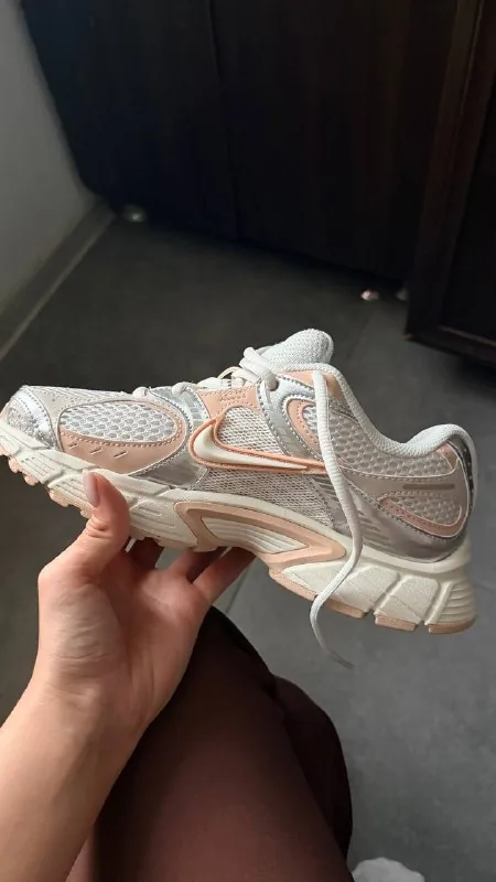 Женские кроссовки Nike V5 RNR 1
