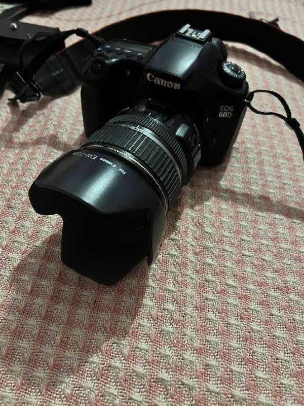 Фотоаппарат Canon EOS 60D с объективом и батарейным блоком