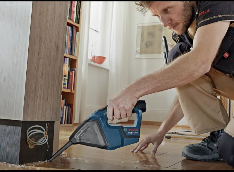 Фонарь Bosch GLI12v-300, Насадки для реноватора, Пылесос Bosch VAC120, Шуруповерт Bosch PS31, Батареи Bosch 12v 4