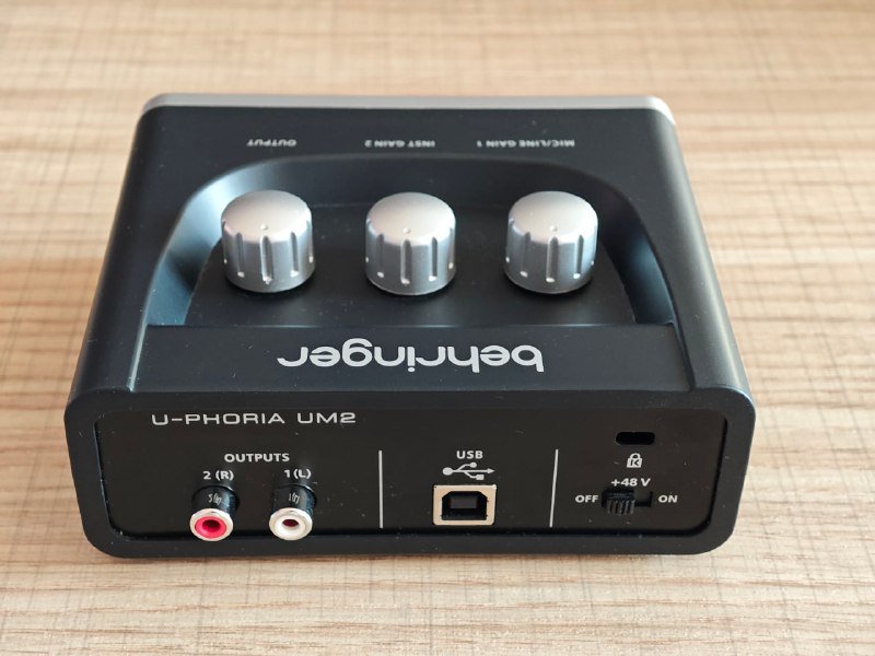 Аудиокарта Behringer U-PHORIA UM2 2