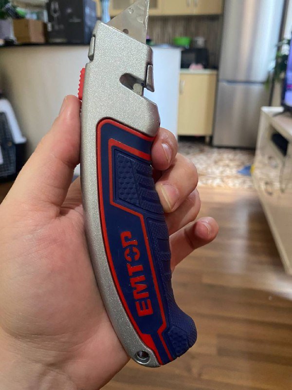 Набор строительных принадлежностей (шпатлевка, кисть, нож, растворитель, скотч, валик, грунтовка, краска, наждачная бумага, пена, клей) для ремонта 3