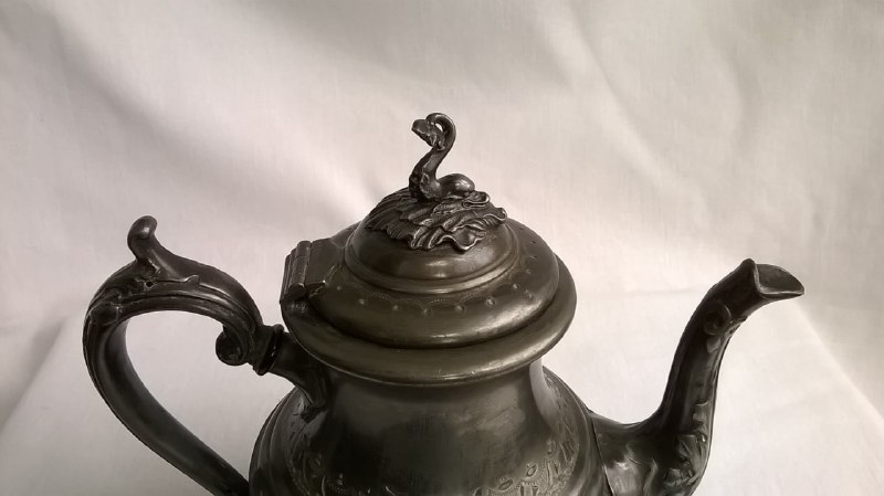 Старинный заварочный чайник с дельфином на крышке 5