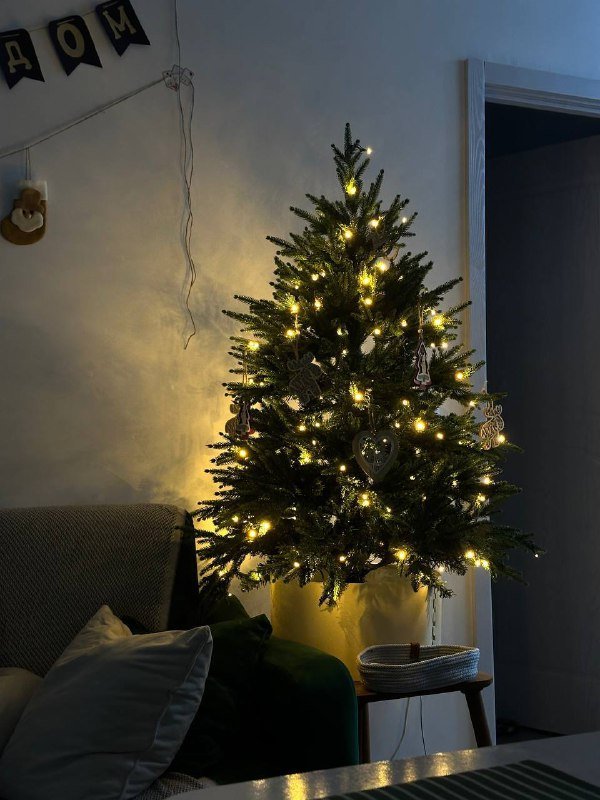 Ёлка искусственная с гирляндой 3
