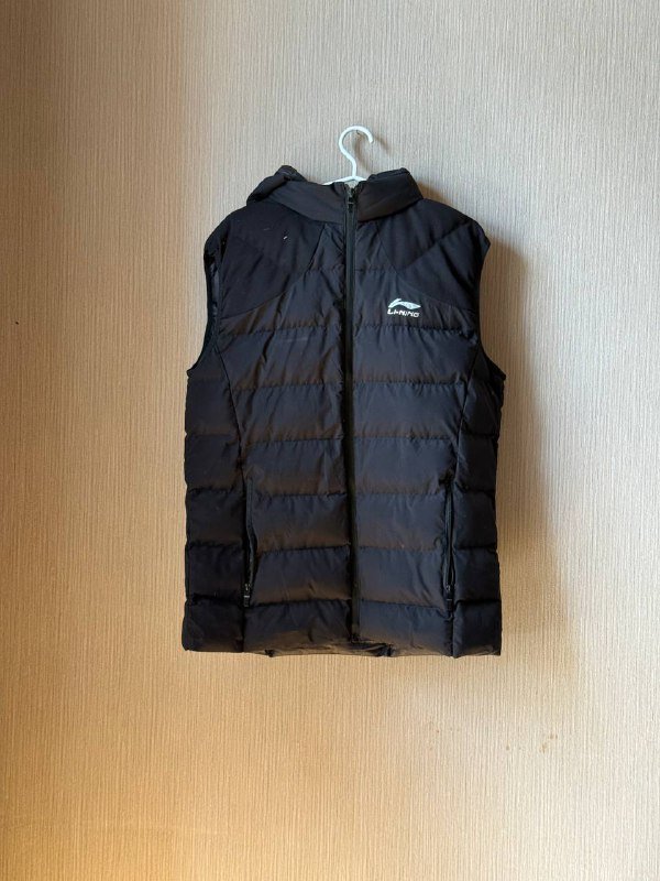 Красное платье, белое платье, безрукавка, белая сумка, брюки, куртка, кроссовки, босоножки 3