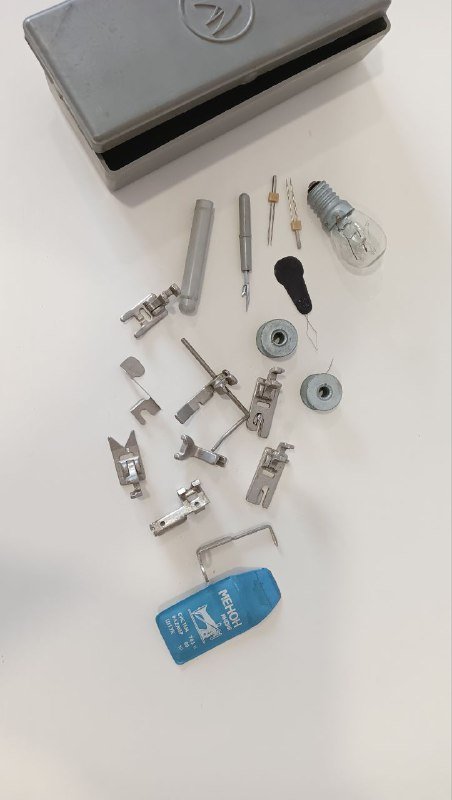 Швейная машина в шкафу с аксессуарами 4