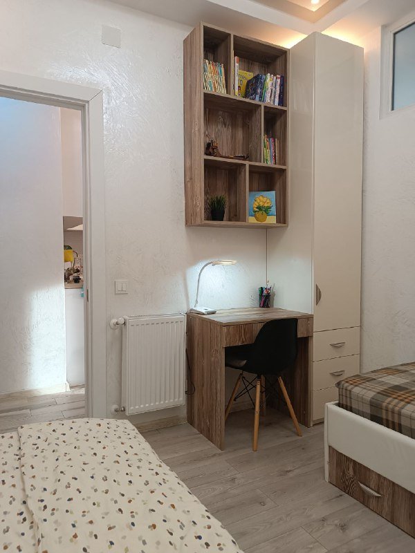 Комплект мебели: кровати с матрасами, комод, стол, стеллаж, шкаф