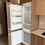 Кухня с холодильником и плитой 2