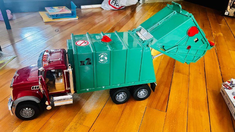 Игрушечный мусоровоз 2