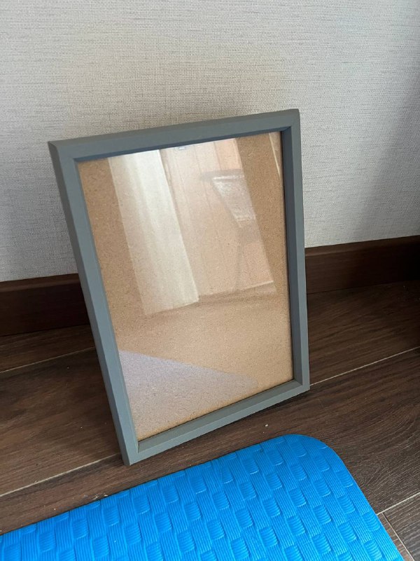 Подушка, рамка для фотографий, кеды мужские, стойка для микрофона, одеяло, простынь, лампа настольная, книги, электрическая зубная щетка 2