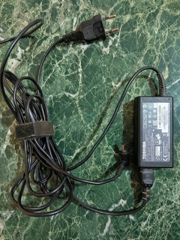 Toshiba 19V 3.42A 65W charger