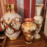 Часы, люстра, столик с зеркалом, шкаф, кровать, тумба, вазы, чашки 10