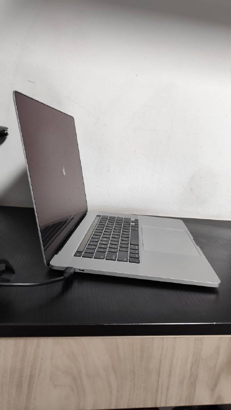 Macbook pro 16" 2019 Intel core i7 16gb ram SSD 512gb 6