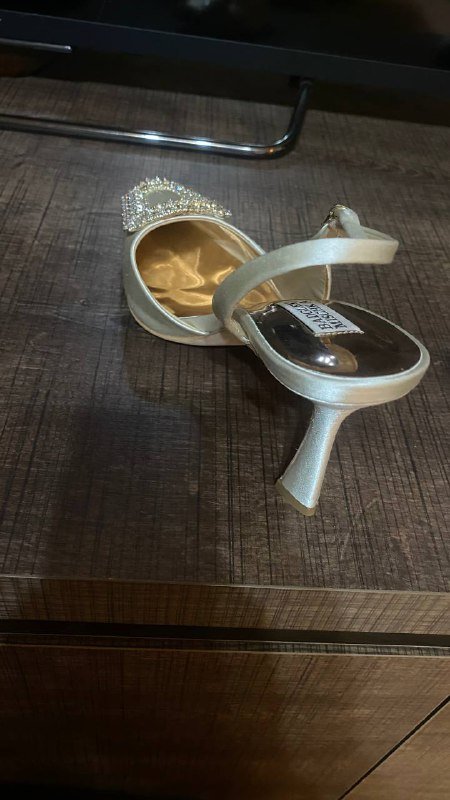 Новые туфли Badgley Mischka бежевые с кристаллами размер 7 US 5