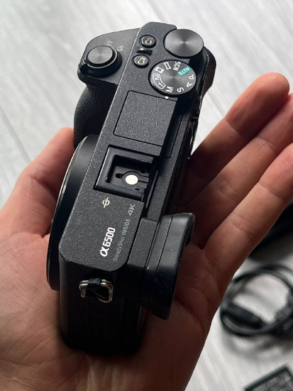 Sony A6500 body, 4 batteries, cage, SD 64GB 3