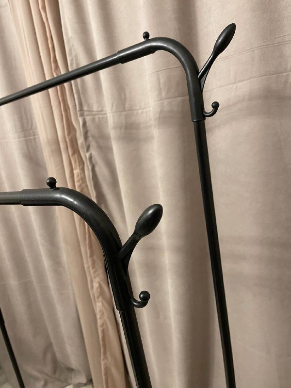 Черная стойка-вешалка для одежды 3