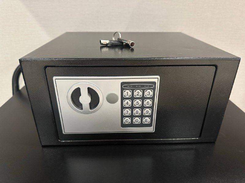 Сейф с ключами и цифровым кодом