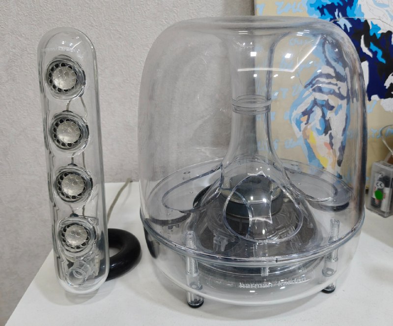 Ikea becant desk, Braun blender, Harman speakers, Huawei monitor, Xiaomi vacuum, cosmetic fridge 6