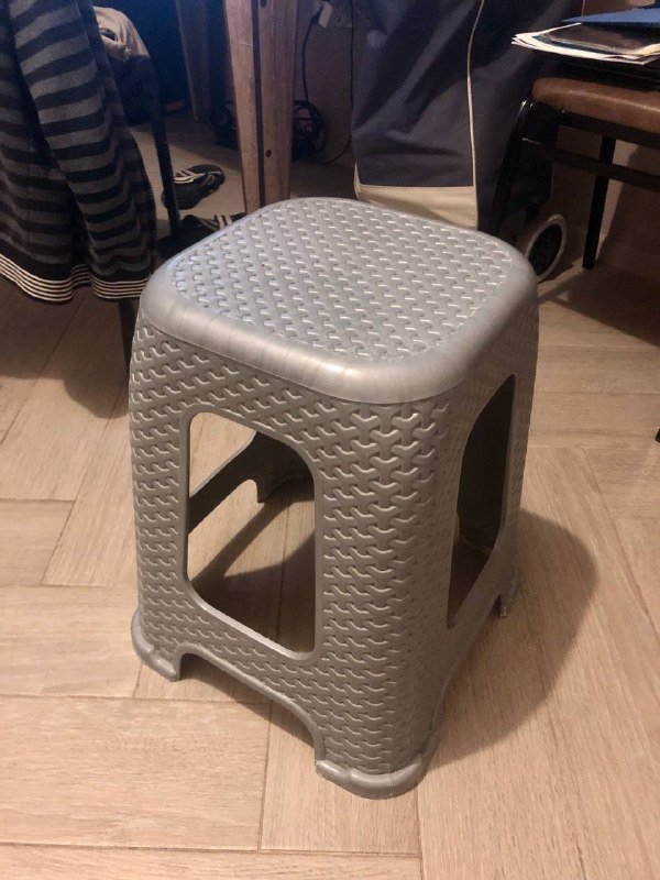 Деревянная стойка с полками и перекладиной для вешалок 4