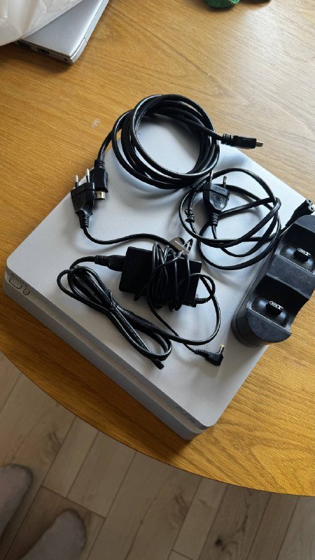 PS4 slim silver 500 GB, зарядная станция для джойстиков 2